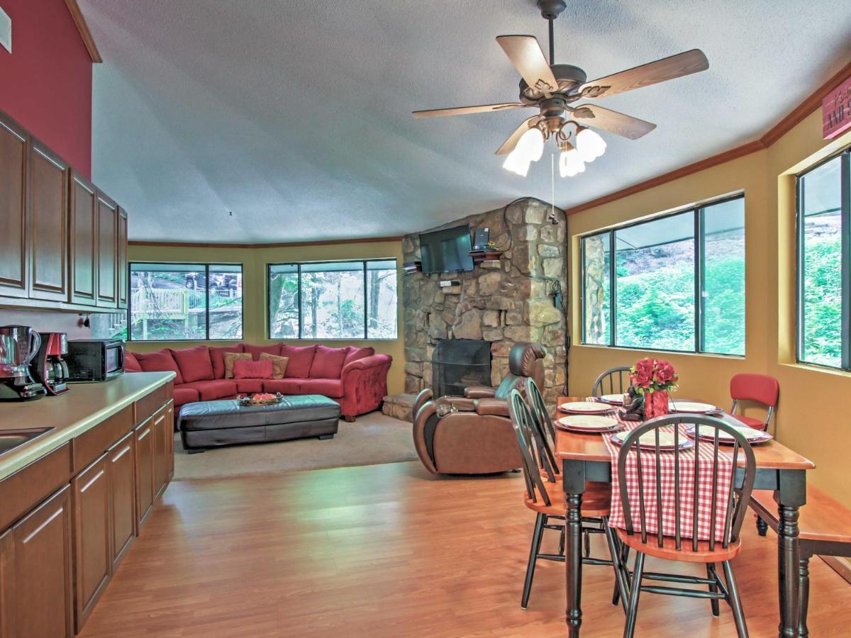 Unique Gatlinburg Cabin Decks, Hot Tub, Fire Pit Exterior photo